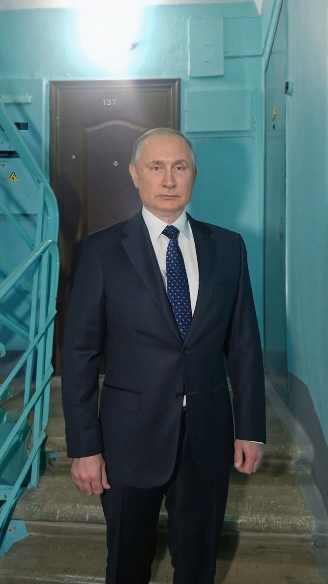 Путин поздравляет с днём рождения в подъезде